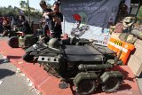 Pengunjung menaiki motor vespa modifikasi saat pemecahan rekor muri parkir vespa tank dan army look terbanyak di Gor Jayabaya Kota Kediri, Jawa Timur, Minggu (4/8/2019).Kegiatan bertajuk Kediri Scooter Festival berhasil memecahkan rekor muri parkir motor vespa tank dan army look sejumlah 250 unit yang dipersembahkan sebagai kado Hut ke-1140 Kota Kediri. Antara Jatim/Prasetia Fauzani/zk