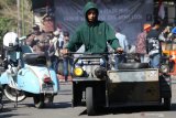 Peserta menata motor vespa modifikasi saat pemecahan rekor muri parkir vespa tank dan army look terbanyak di Gor Jayabaya Kota Kediri, Jawa Timur, Minggu (4/8/2019). Kegiatan bertajuk Kediri Scooter Festival berhasil memecahkan rekor muri parkir motor vespa tank dan army look sejumlah 250 unit yang dipersembahkan sebagai kado Hut ke-1140 Kota Kediri. Antara Jatim/Prasetia Fauzani/zk