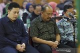 SIDANG TUNTUTAN BUPATI CIANJUR. Bupati Cianjur nonaktif, Irvan Revano Muchtar (kiri) menjalani sidang lanjutan dengan agenda pembacaan tuntutan di Pengadilan Tindak Pidana Korupsi (Tipikor), Bandung, Jawa Barat, Senin (5/8/2019).Dalam sidang tersebut, Irvan dituntut hukuman delapan tahun penjara, denda Rp 500 juta subsider 6 bulan kurungan karena dianggap terbukti bersalah melakukan tindak pidana korupsi pemotongan Dana Alokasi Khusus (DAK) untuk pembangunan fisik SMP di Kabupaten Cianjur. ANTARA FOTO/Faris Ahmad/rai/agr