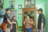 Pewaris rumah bersejarah, Liauw Chin Lan (ketiga kiri) menjelaskan sejarah rumah peninggalan Djiauw Kie Siong yang pernah disinggahi Soekarno - Hatta sebelum kemerdekaan kepada peserta 