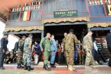 Rombongan Atase Militer dari 22 Negara Sahabat menyaksikan keunikan bangunan Rumah Adat Aceh dari kontruksi kayu berbentuk rumah panggung saat berkunjung di Banda Aceh, Aceh, Selasa (6/8/2019). Kunjungan 22 Atase Negara Sahabat hingga tanggal 9 Agustus 2019 di Aceh, antara lain guna mengadakan pertemuan dengan pemerintah Aceh, Kodam Iskandar Muda, Lanud Iskandar Muda dan menyaksikan perkembangan pembangunan dan sektor wisata pascatsunami di daerah itu dalam upaya mempererat hubungan bilateral antarnegara. (Antara Aceh/Ampelsa)