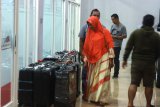 Sejumlah keluarga jamaah calon haji plus Travellindo mengantarkan koper ke kantor Travellindo Group di Banjarmasin, Kalimantan Selatan, Senin (5/8/2019) malam.Sebanyak 55 jamaah calon haji plus Travellindo yang sempat tertunda berangkat menuju tanah suci akan diberangkatkan Travellindo Tours & Travel pada Selasa (6/8/2019). (Antaranews Kalsel/Bayu Pratama S)