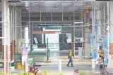 Pekerja menyelesaikan proyek pembangunan terminal baru Bandara Internasional Syamsudin Noor di Banjarbaru, Kalimantan Selatan, Selasa (6/8/2019).Progres pembangunan bandara tahap I dan II dengan luas 70 ribu meter persegi tersebut sudah mencapai 75 persen dan ditargetkan selesai pada Oktober 2019 dan dapat dioperasikan pada Nopember 2019.Foto Antaranews Kalsel/Bayu Pratama S.