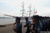 Sejumlah personel TNI Angkatan Laut meneriakkan Yel-Yel saat pemberangkatan KRI Bima Suci dalam Satuan Tugas (Satgas) Kartika Jala Krida 2019 di Dermaga Ujung Koarmada II, Surabaya, Jawa Timur, Senin (5/8/2019). Pelayaran yang membawa 103 Taruna Akademi Angkatan Laut (AAL) Tingkat III Angkatan ke-66 Tahun 2019 tersebut akan berlayar selama sekitar 96 hari dan singgah di sejumlah negara untuk mengenalkan Indonesia kepada dunia internasional. Antara Jatim/Didik Suhartono/ZK