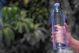 Kini hadir air kemasan dalam botol 100 persen daur ulang