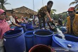 Petugas BPBD (Badan Penanggulangan Bencana Daerah) Kabupaten Serang membagikan air bersih kepada warga di Kampung Kesabilan, Pontang, Serang, Banten, Rabu (7/8/2019).