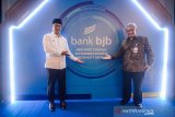 Gubernur Jawa Barat Ridwan Kamil bersama Direktur Utama Bank BJB Yuddy Renaldi menunjuk logo Bank BJB saat acara pemaparan capaian kinerja Bank BJB semester pertama di Bandung, Jawa Barat, Rabu (7/8/2019). Pada semester pertama 2019 total aset Bank BJB berhasil tumbuh 6,4 persen yoy menjadi sebesar Rp 120,7 triliun yang didukung oleh penghimpunan DPK sebesar Rp 95,1 triliun. ANTARA JABAR/Raisan Al Farisi/agr