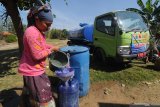 Warga mengisi air ke dalam jeriken saat distribusi air gratis di Desa Pegagan, Pamekasan, Jawa Timur, Rabu (7/8/2019). adan Penanggulangan Bencana Daerah (BPBD) setempat mencatat sebanyak 315 dusun dari 80 desa di 11 kecamatan terdampak kekeringan atau lebih banyak dari tahun lalu yang mencapai 310 dusun. Antara Jatim/Saiful Bahri/zk