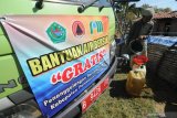 Warga mengisi air ke dalam jeriken saat distribusi air gratis di Desa Pegagan, Pamekasan, Jawa Timur, Rabu (7/8/2019).  adan Penanggulangan Bencana Daerah (BPBD) setempat mencatat sebanyak 315 dusun dari 80 desa di 11 kecamatan terdampak kekeringan atau lebih banyak dari tahun lalu yang mencapai 310 dusun. Antara Jatim/Saiful Bahri/zk