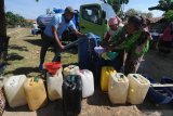 Petugas mengisi air ke dalam jeriken saat distribusi air gratis di Desa Pegagan, Pamekasan, Jawa Timur, Rabu (7/8/2019).  adan Penanggulangan Bencana Daerah (BPBD) setempat mencatat sebanyak 315 dusun dari 80 desa di 11 kecamatan terdampak kekeringan atau lebih banyak dari tahun lalu yang mencapai 310 dusun. Antara Jatim/Saiful Bahri/zk