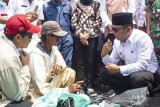 Gubernur Jawa Barat Ridwan Kamil (kanan) berdialog bersama warga yang mengumpulkan ceceran tumpahan minyak mentah saat meninjau lokasi terdampak tumpahan minyak mentah milik Pertamina di pesisir Pantai Cemarajaya, Cibuaya, Karawang, Jawa Barat, Rabu (7/8/2019). Gubernur Jawa Barat Ridwan Kamil mengatakan telah memerintahkan pemerintah daerah mencatat semua kerugian untuk diselesaikan dalam 10 sampai 14 hari dan meminta Pertamina untuk memaparkan kembali rencana kontigensi di masa depan serta akan meneliti lingkungan yang terdapak tumpahan minyak mentah milik Pertamina di Pesisir laut Karawang. ANTARA FOTO/M Ibnu Chazar/agr