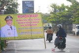 Pengendara sepeda motor melintas di samping spanduk himbauan proyek Jembatan Sungai Gardu Banjarmasin, Kalimantan Selatan, Rabu (7/8/2019).Proyek pembangunan jembatan penghubung antara kota Banjarmasin dan kabupaten Banjar dengan anggaran 17,5 miliar mulai dikerjakan.Foto Antaranews Kalsel/Bayu Pratama S.