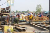 Pekerja mulai membongkar jembatan Sungai Gardu Banjarmasin, Kalimantan Selatan, Rabu (7/8/2019).Proyek pembangunan jembatan penghubung antara kota Banjarmasin dan kabupaten Banjar dengan anggaran 17,5 miliar mulai dikerjakan.Foto Antaranews Kalsel/Bayu Pratama S.