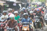 Arus lalulintas di jalan Sungai Lulut di padati pengendara, Banjarmasin, Kalimantan Selatan, Rabu (7/8/2019).Kepadatan arus lalulintas ini dampak dari proyek pembangunan jembatan sungai gardu yang mulai di bongkar.Foto Antaranews Kalsel/Bayu Pratama S.