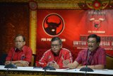 Ketua Steering Committee Kongres V PDIP Djarot Saiful Hidayat (kanan) bersama Sekjen PDIP Hasto Kristiyanto (tengah) dan Ketua DPD PDIP Provinsi Bali Wayan Koster (kiri) menyampaikan penjelasan dalam konferensi pers menjelang Kongres V PDIP di Sanur, Bali, Rabu (7/8/2019). Kongres V PDIP yang akan berlangsung 8-11 Agustus 2019 tersebut rencananya akan dihadiri sekitar 2.170 peserta dari 514 Dewan Pimpinan Cabang (DPC), 34 Dewan Pimpinan Daerah (DPD), para pengamat dan semua pimpinan partai politik. Antaranews Bali/Nyoman Budhiana.