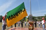 Calon petugas pengibar bendera yang tergabung dalam Pasukan Pengibar Bendera Pusaka (Paskibraka) mengikuti latihan di Alun-alun Kota Madiun, Jawa Timur, Rabu (7/8/2019). Paskibraka yang terdiri atas pelajar terpilih dari sejumlah SMA, SMK dan MAN melakukan latihan selama sebulan untuk menjalani tugas pengibaran bendera merah putih pada upacara Hari Ulang Tahun (HUT) ke-74 Proklamasi Kemerdekaan RI, 17 Agustus mendatang. Antara Jatim/Siswowidodo/zk