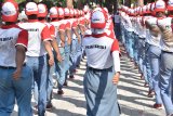 Calon petugas pengibar bendera yang tergabung dalam Pasukan Pengibar Bendera Pusaka (Paskibraka) mengikuti latihan di Alun-alun Kota Madiun, Jawa Timur, Rabu (7/8/2019). Paskibraka yang terdiri atas pelajar terpilih dari sejumlah SMA, SMK dan MAN melakukan latihan selama sebulan untuk menjalani tugas pengibaran bendera merah putih pada upacara Hari Ulang Tahun (HUT) ke-74 Proklamasi Kemerdekaan RI, 17 Agustus mendatang. Antara Jatim/Siswowidodo/zk