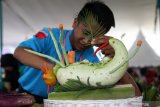 Pelajar mengikuti lomba merangkai produk tanam holtikultura di Desa Kedung Malang, Kediri, Jawa Timur, Rabu (7/8/2019). Lomba yang diikuti sebanyak 23 SMK Pertanian se-Jawa Timur tersebut merupakai rangkaian kegiatan gelar inovasi teknologi tanaman pangan dan holtikultura. Antara Jatim/Prasetia Fauzani/zk.