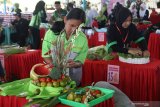 Pelajar mengikuti lomba merangkai produk tanam holtikultura di Desa Kedung Malang, Kediri, Jawa Timur, Rabu (7/8/2019). Lomba yang diikuti sebanyak 23 SMK Pertanian se-Jawa Timur tersebut merupakai rangkaian kegiatan gelar inovasi teknologi tanaman pangan dan holtikultura. Antara Jatim/Prasetia Fauzani/zk.