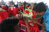 Pelajar mengikuti lomba merangkai produk tanam holtikultura di Desa Kedung Malang, Kediri, Jawa Timur, Rabu (7/8/2019). Lomba yang diikuti sebanyak 23 SMK Pertanian se-Jawa Timur tersebut merupakai rangkaian kegiatan gelar inovasi teknologi tanaman pangan dan holtikultura. Antara Jatim/Prasetia Fauzani/zk.