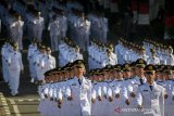 Calon pamong praja muda berbaris menuju lapangan untuk mengikuti pelantikan pamong praja muda angkatan XXVI di Kampus Institut Pemerintahan Dalam Negeri (IPDN), Kabupaten Sumedang, Jawa Barat, Selasa (6/8/2019). Wakil Presiden Jusuf Kalla melantik sebanyak 744 pamong praja yang nantinya akan disebar ke seluruh pelosok Indonesia untuk mengabdikan dirinya sebagai Aparatur Sipil Negara. ANTARA JABAR/Raisan Al Farisi/agr