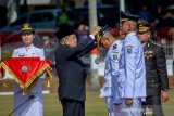 Wakil Presiden Jusuf Kalla mengalungkan piagam kepada lulusan terbaik saat pelantikan pamong praja muda angkatan XXVI di Kampus Institut Pemerintahan Dalam Negeri (IPDN), Kabupaten Sumedang, Jawa Barat, Selasa (6/8/2019). Wakil Presiden Jusuf Kalla melantik sebanyak 744 pamong praja yang nantinya akan disebar ke seluruh pelosok Indonesia untuk mengabdikan dirinya sebagai Aparatur Sipil Negara. ANTARA JABAR/Raisan Al Farisi/agr