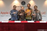 Staf Khusus Bidang Investasi dan Hubungan Antar Lembaga Kementerian Perindustrian I Gusti Putu Suryawirawan (kedua kanan), Rektor Universitas Ciputra Yohannes Somawiharja (kedua kiri), Direktur UC Apple Developer Academy Trianggoro Wiradinata (kiri) serta  Sekretaris Yayasan Ciputra Pendidikan Denny Bernardus (kanan) berfoto bersama saat jumpa pers peluncuran UC Apple Developer Academy di Universitas Ciputra, Surabaya, Jawa Timur, Rabu (7/8/2019). Peresmian Apple Developer Academy yang kedua di Indonesia tersebut bertujuan untuk memperkenalkan, melatih dan memberikan kemampuan para siswa dalam hal teknis, desain serta kemampuan bisnis untuk membuat aplikasi pada sistem operasi perangkat berbasis iOS dan perangkat-perangkat buatan Apple lainnya. Antara Jatim/Moch Asim/zk.