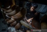 Pengrajin menyelesaikan produksi sepatu di Sentra Sepatu Cibaduyut, Bandung, Jawa Barat, Rabu (7/8/2019). Asosiasi Persepatuan Indonesia (Asprisindo) memproyeksikan volume produksi sepatu nasional pada 2019 akan tumbuh sekitar 5 persen, di sisi lain, Badan usat Statistik (BPS) mencatat kinerja ekspor alas kaki pada kuartal I/2019 naik hingga 8,66 persen. ANTARA JABAR/Raisan Al Farisi/agr