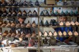 Pengrajin menyelesaikan produksi sepatu di Sentra Sepatu Cibaduyut, Bandung, Jawa Barat, Rabu (7/8/2019). Asosiasi Persepatuan Indonesia (Asprisindo) memproyeksikan volume produksi sepatu nasional pada 2019 akan tumbuh sekitar 5 persen, di sisi lain, Badan usat Statistik (BPS) mencatat kinerja ekspor alas kaki pada kuartal I/2019 naik hingga 8,66 persen. ANTARA JABAR/Raisan Al Farisi/agr