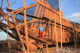 Pekerja menyelesaikan pembuatan kapal nelayan di desa Karangsong, Indramayu, Jawa Barat, Rabu (7/8/2019). Pengusaha kapal nelayan mengaku sulit mendapatkan bahan baku kayu berkualitas sehingga pembuatan kapal nelayan berkapasitas 70-100 grosstone memakan waktu hingga satu tahun dengan biaya sekitar Rp2 miliar hingga Rp6 miliar. ANTARA FOTO/Dedhez Anggara. ANTARA JABAR/Dedhez Anggara/agr