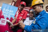 Branch Manager Marketing Pertamina Jawa Barat Sylvia Grace Yuvenna (kedua kiri) memberikan arahan ke petugas saat pembayaran non tunai saat melakukan pengisian armada Skid Tank LPG menggunakan Dexlite di SPBU 34.40261 di Bojongsoang, Kabupaten bandung, Jawa Barat, Selasa (6/8/2019). PT. Pertamina (Persero) meluncurkan pilot project pengisian bahan bakar diesel non subsidi ramah lingkungan ke mobil tangki elpiji dengan menggunakan aplikasi daring Link Aja guna meningkatkan pelayanan, transparansi dan akuntabilitas administrasi pembelian solar non subsidi. ANTARA JABAR/Novrian Arbi/agr