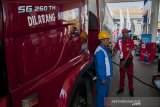 Operator dan petugas melakukan pengisian armada Skid Tank LPG menggunakan Dexlite di SPBU 34.40261 di Bojongsoang, Kabupaten bandung, Jawa Barat, Selasa (6/8/2019). PT. Pertamina (Persero) meluncurkan pilot project pengisian bahan bakar diesel non subsidi ramah lingkungan ke mobil tangki elpiji dengan menggunakan aplikasi daring Link Aja guna meningkatkan pelayanan, transparansi dan akuntabilitas administrasi pembelian solar non subsidi. ANTARA JABAR/Novrian Arbi/agr