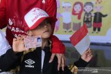 Seoarang anak memperlihatkan Kartu Identitas Anak (KIA) yang baru diterimanya di Banda Aceh, Aceh, Kamis (8/8/2019). Direktorat Jenderal Kependudukan dan Catatan Sipil Kementerian Dalam Negeri terus mengupayakan agar target realisasi KIA yang dimulai sejak 2016 dapat mencapai 79,211 juta pada 2019. (Antara Aceh / Irwansyah Putra)