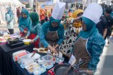 Peserta mengikuti lomba memasak saat Festival Makanan Berbahan Baku Ikan di Trans Studio Mall, Bandung, Jawa Barat, Kamis (8/8/2019). Festival yang diikuti oleh 24 Kota/Kabupaten se Jawa Barat tersebut diselenggarakan untuk mengembangkan diversifikasi produk olahan pangan berbasis ikan. ANTARA JABAR/Raisan Al Farisi/agr