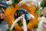 Pengunjung mengamati aneka ragam makanan olahan ikan saat Festival Makanan Berbahan Baku Ikan di Trans Studio Mall, Bandung, Jawa Barat, Kamis (8/8/2019). Festival yang diikuti oleh 24 Kota/Kabupaten se Jawa Barat tersebut diselenggarakan untuk mengembangkan diversifikasi produk olahan pangan berbasis ikan. ANTARA JABAR/Raisan Al Farisi/agr