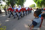 Peserta gerak jalan 17 Km kategori SMA/SMK dan Dewasa Puteri melintas di jalan Jendral Sudirman tugu 0 Km Banjarmasin, Kalimantan Selatan, Kamis (8/8/2019).Dalam rangka hari jadi ke-69 Provinsi Kalsel dan memeriahkan hari ulang tahun ke-74 Republik Indonesia, Pemerintah Provinsi Kalsel mengadakan lomba gerak jalan 8 Km, 17 Km, dan 45 Km kategori pelajar dan dewasa.Foto Antaranews Kalsel/Bayu Pratama S.