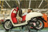 Honda Scoopy 'Merah Putih' mengaspal di Indonesia, sambil jalan bisa cas HP