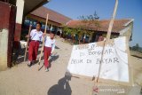 Siswa membawa alat permainan tradisional dari SD Tirtayasa yang terdampak proyek kereta cepat di Cibiru Hilir, Kabupaten Bandung, Jawa Barat, Kamis (8/8/2019). Tim Fasilitasi Inventarisasi Fasilitas Sosial-Fasilitas Umum (Fasos-Fasum) Trase Proyek Kereta Cepat Jakarta-Bandung (KCJB) akan segera merelokasi bangunan SDN Tirtayasa ke lahan seluas 1.240 meter persegi dan untuk sementara siswa dipindahkan ke sekolah terdekat yaitu di SDN Cibiru 10 dan SDN Mekarbiru Kecamatan Cileunyi. ANTARA JABAR/Raisan Al Farisi/agr