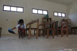 Siswa membersihkan ruang kelas di SD filial Dusun Kerpang cabang dari SDN 8 Curah Tatal, Arjasa, Situbondo, Jawa Timur, Kamis (8/8/2019). Sebanyak 50 siswa kelas 1 sampai 6 di SD filial tersebut terpaksa belajar sendiri tanpa guru karena empat guru honorer SD itu berhenti mengajar sejak delapan bulan yang lalu. Antara Jatim/Seno/zk