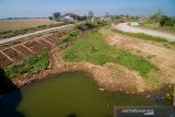 Kondisi Sungai Cikeruh yang mengering di Babakan Sayang, Kabupaten Bandung, Jawa Barat, Kamis (8/8/2019). Badan Penanggulangan Bencana Daerah (BPBD) Jawa Barat mencatat, sebanyak 374 desa yang tersebar di 171 kecamatan di 20 kota dan kabupaten di Jawa Barat dan 20.621,58 hektare lahan pertanian di Jawa Barat mengalami kekeringan akibat musim kemarau yang telah berlangsung selama empat bulan terakhir. ANTARA JABAR/Raisan Al Farisi