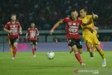 Pesepak bola Bali United Ilija Spasojevic (kedua kanan) dihadang pesepak bola Semen Padang FC Shukurali Pulatov (kanan) dalam pertandingan Liga 1 2019 di Stadion I Wayan Dipta, Gianyar, Bali, Jumat (9/8/2019). Bali United menang atas Semen Padang FC dengan skor 4-1. Antaranews Bali/Nyoman Budhiana.