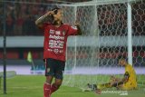 Pesepak bola Bali United Irfan Bachdim beraksi setelah berhasil membobol gawang Semen Padang FC dalam pertandingan Liga 1 2019 di Stadion I Wayan Dipta, Gianyar, Bali, Jumat (9/8/2019). Bali United menang atas Semen Padang FC dengan skor 4-1. Antaranews Bali/Nyoman Budhiana.