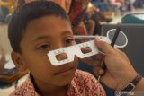 Petugas mengukur lebar atau jarak antarbola mata siswa dalam membaca dan mengidentifikasi huruf/angka dengan dibantu lensa kacamata buatan pada acara bakti sosial pembagian kacamata gratis untuk anak memperingati HUT ke-60 Gapopin (Gabungan Pengusaha Optik Indonesia) di aula Dinas Kesehatan Tulungagung, Jawa Timur, Jumat (9/8/2019). Tahun ini Gapopin menargetkan penyaluran 16.600 kacamata gratis untuk anak di seluruh Indonesia, termasuk di Jawa Timur seanyak 2.000 siswa dan Tulungagung sebanyak 160 siswa dengan tujuan agar mereka tidak mengalami hambatan dalam proses belajar di sekolah akibat gangguan refraksi mata. Antara Jatim/Destyan Sujarwoko/zk