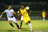 Pesepak bola Barito Putera Ferdiyansyah (kanan) berduel dengan pesepak bola Tira Persikabo Khurshed Beknazarov (kiri) dalam pertandingan lanjutan Liga 1 2019 di Stadion Demang Lehman Martapura, Kalimantan Selatan, Jumat (9/8/2019).Tira Persikabo menang atas Barito Putera dengan skor 4-2.Foto Antaranews Kalsel/Bayu Pratama S.