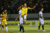 Pesepak bola Barito Putera Samsul Arif Munip berselebrasi usai membobol gawang klub Tira Persikabo dalam pertandingan lanjutan Liga 1 2019 di Stadion Demang Lehman Martapura, Kalimantan Selatan, Jumat (9/8/2019).Tira Persikabo menang atas Barito Putera dengan skor 4-2.Foto Antaranews Kalsel/Bayu Pratama S.