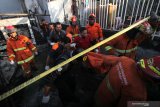 Petugas mengevakuasi jenasah korban kebakaran di Jalan Kedinding Tengah III B, Surabaya, Jawa Timur, Jumat (9/8/2019). Sekitar sepuluh kendaraan pemadam kebakaran dikerahkan untuk memadamkan kebakaran yang menewaskan satu orang penghuni rumah berinisial K (70) itu. Antara Jatim/Didik Suhartono/ZK