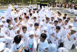 Sejumlah anak mengikuti latihan manasik haji di Tirtoyoso, Kota Kediri, Jawa Timur, Jumat (9/8/2019). Kegiatan yang diikuti sedikitnya 300 anak tingkat PAUD dan TK yayasan taman pendidikan Rahmat tersebut bertujuan memperkenalkan rukun Islam ke lima bagi anak sejak dini. Antara Jatim/Prasetia Fauzani/zk