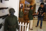 Pengunjung melihat koleksi replika senjata perang kemerdekaan yang dipajang di Museum Reenactor, Sumbersari, Malang, Jawa Timur, Jumat (9/8/2019). Museum tersebut didirikan di kawasan bekas markas komando perang gerilya pada tahun 1945-1949 dan menjadi salah satu sarana edukasi sejarah perjuangan bangsa. Antara Jatim/Ari Bowo Sucipto/zk