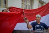 Petugas memasang bendera merah putih di halaman Gedung Merdeka, Bandung, Jawa Barat, Jumat (9/8/2019). Pemasangan bendera tersebut dilakukan dalam rangka meyambut hari kemerdekaan Republik Indonesia yang ke 74. ANTARA FOTO/Raisan Al Farisi/agr