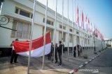 Petugas memasang bendera merah putih di halaman Gedung Merdeka, Bandung, Jawa Barat, Jumat (9/8/2019). Pemasangan bendera tersebut dilakukan dalam rangka meyambut hari kemerdekaan Republik Indonesia yang ke 74. ANTARA FOTO/Raisan Al Farisi/agr